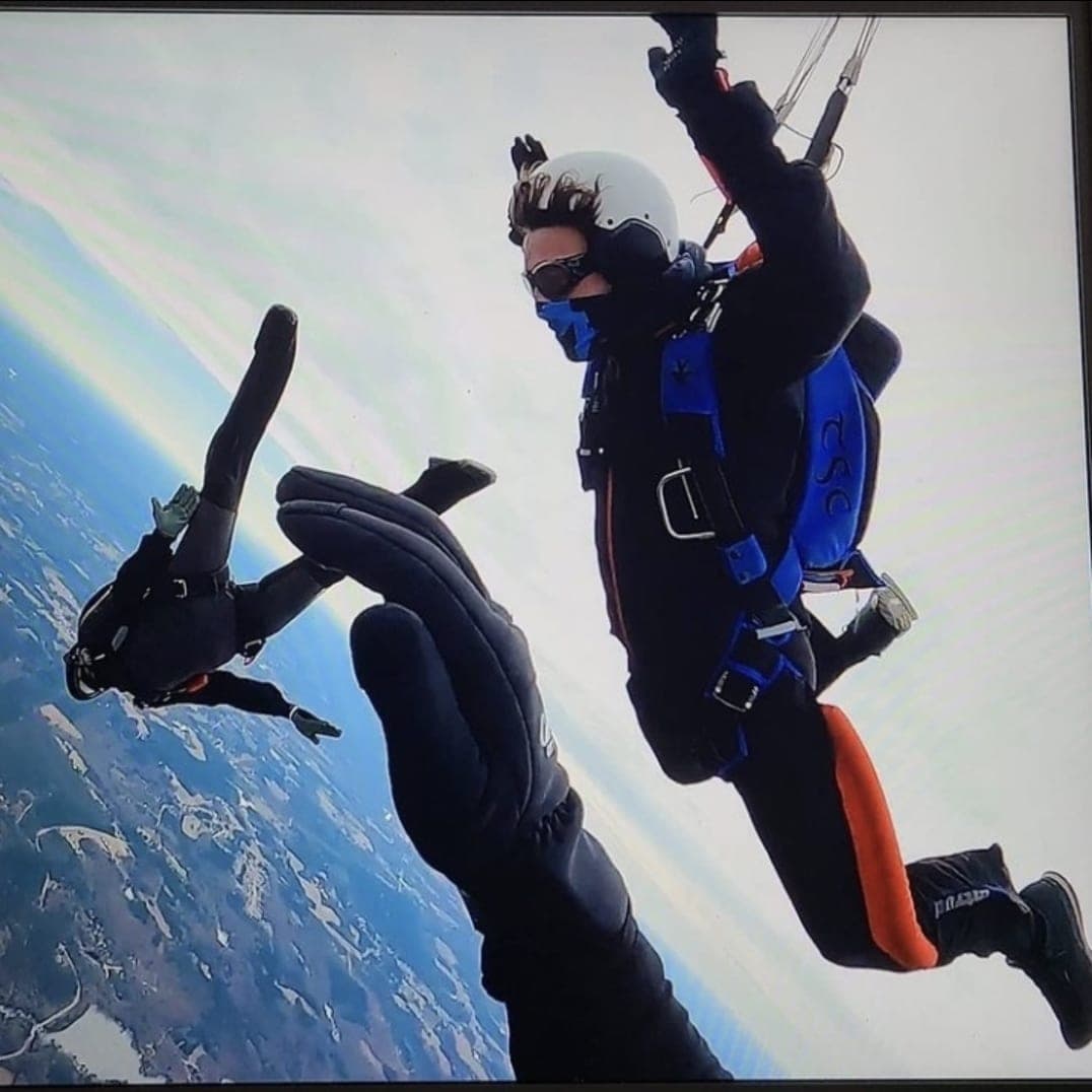 Tandem skydive in formation